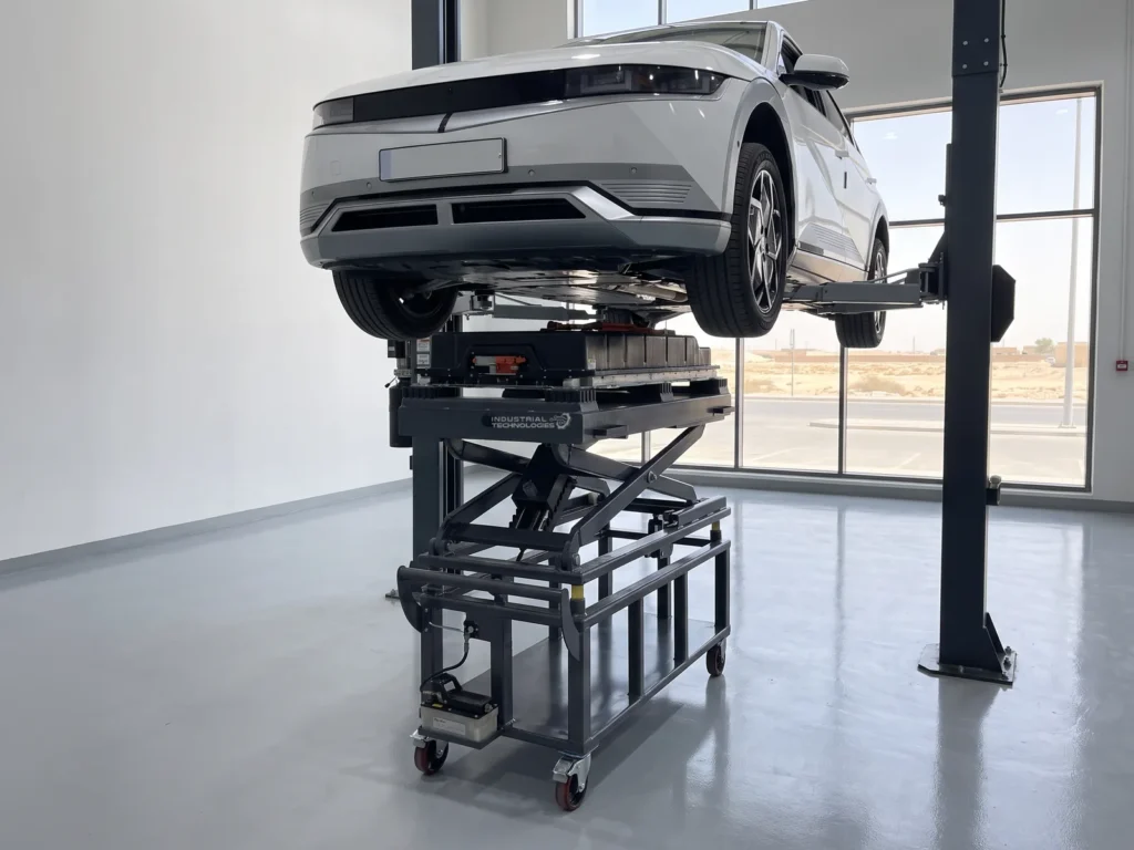 EV battery changing lifting platform, front three-quarter view