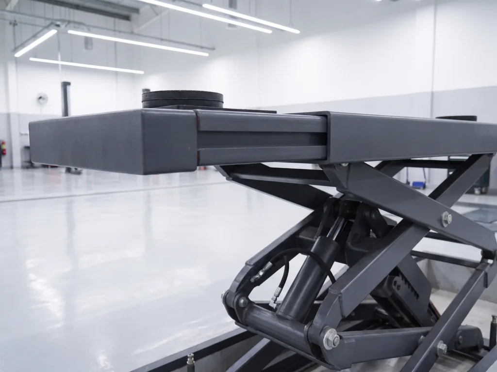 Small-platform scissor lift 4000 kg, close-up of its main components